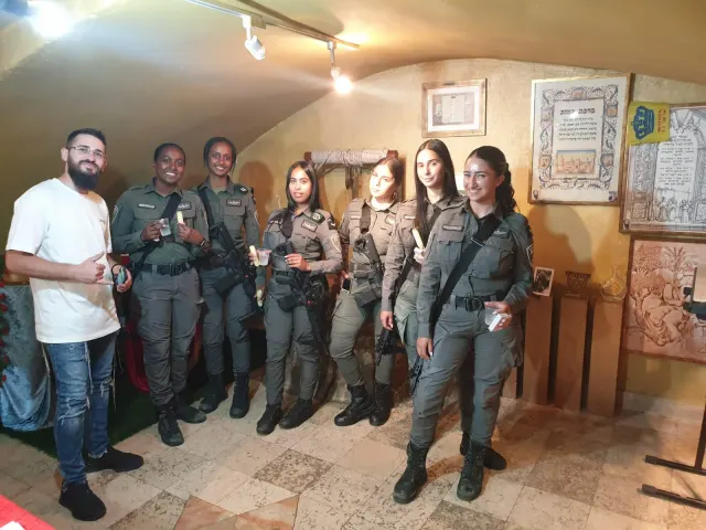 צילום קבוצתי ליד קירות האבן · תמונה 1