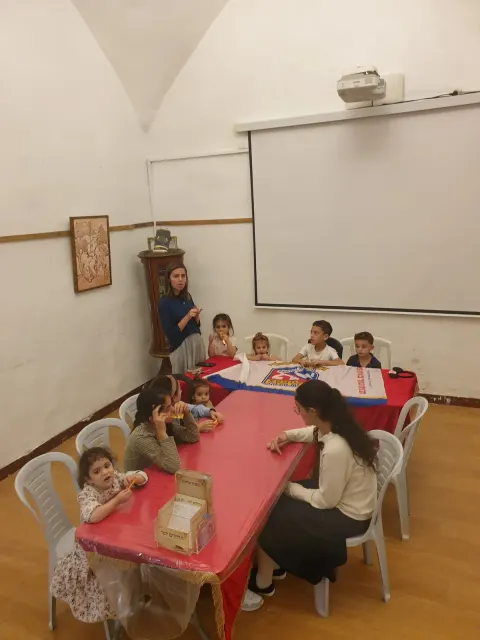 מפגש סביב שולחן משותף · תמונה 5