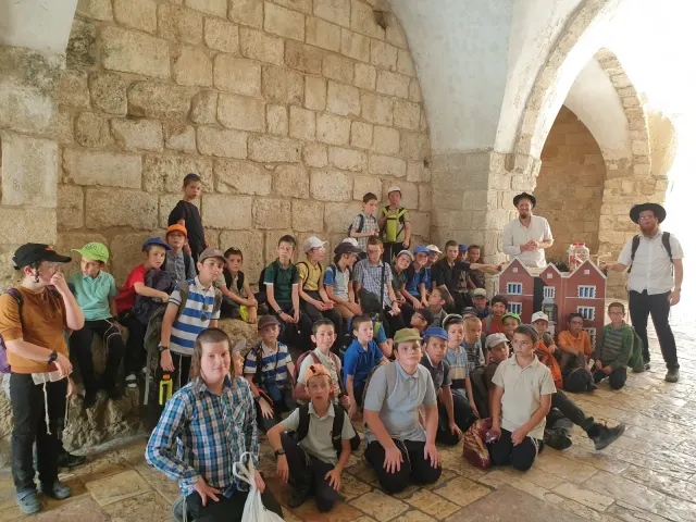 צילום קבוצתי ליד קירות האבן · תמונה 6