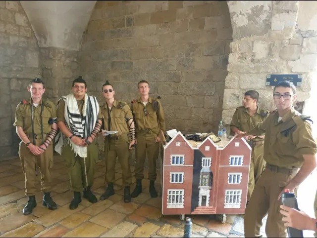 צילום קבוצתי ליד קירות האבן · תמונה 12