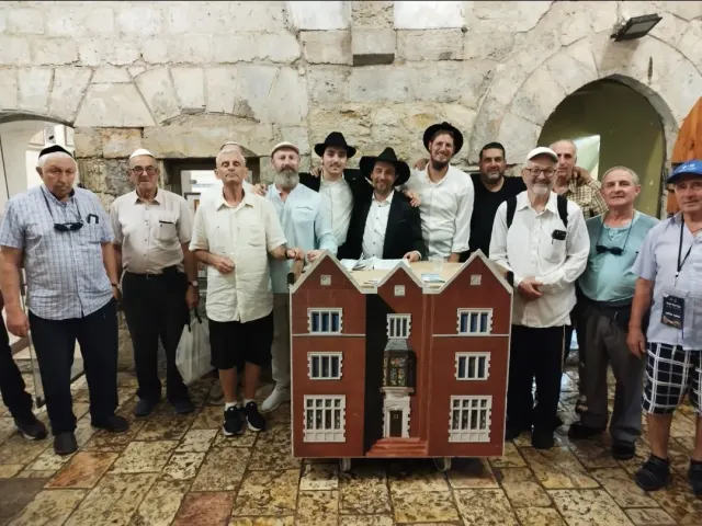 צילום קבוצתי ליד קירות האבן · תמונה 9