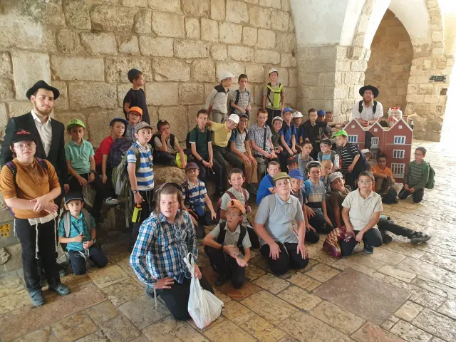 צילום קבוצתי ליד קירות האבן · תמונה 7