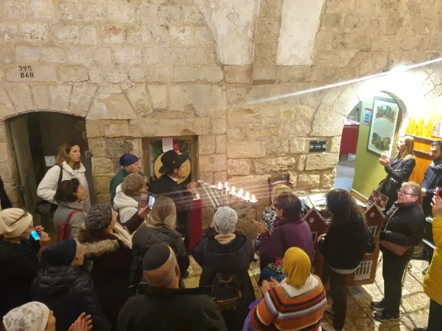 מפגש סביב שולחן משותף · תמונה 40